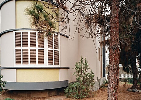 Imagen secundaria 1 - De arriba abajo, fotografía de M'hammed Kilito; 'Ciudad jardín', de Sonsoles Company; y 'Autorretrato con dos juevos fritos', de Sarah Lucas